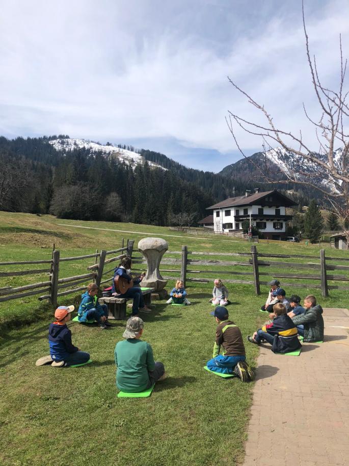 © c, Waltraud Stangl, privat Kinder sitzen im Freien