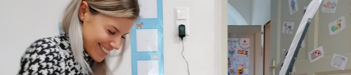 © c, Waltraud Stangl, privat Die Lehrerin am Keyboard