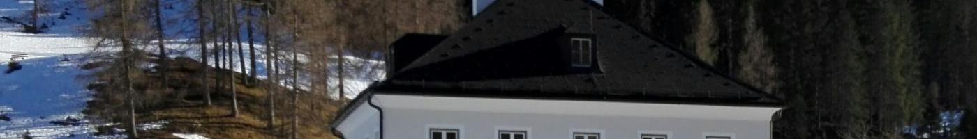 Schulhaus in Thierbach mit Schneeresten ums haus