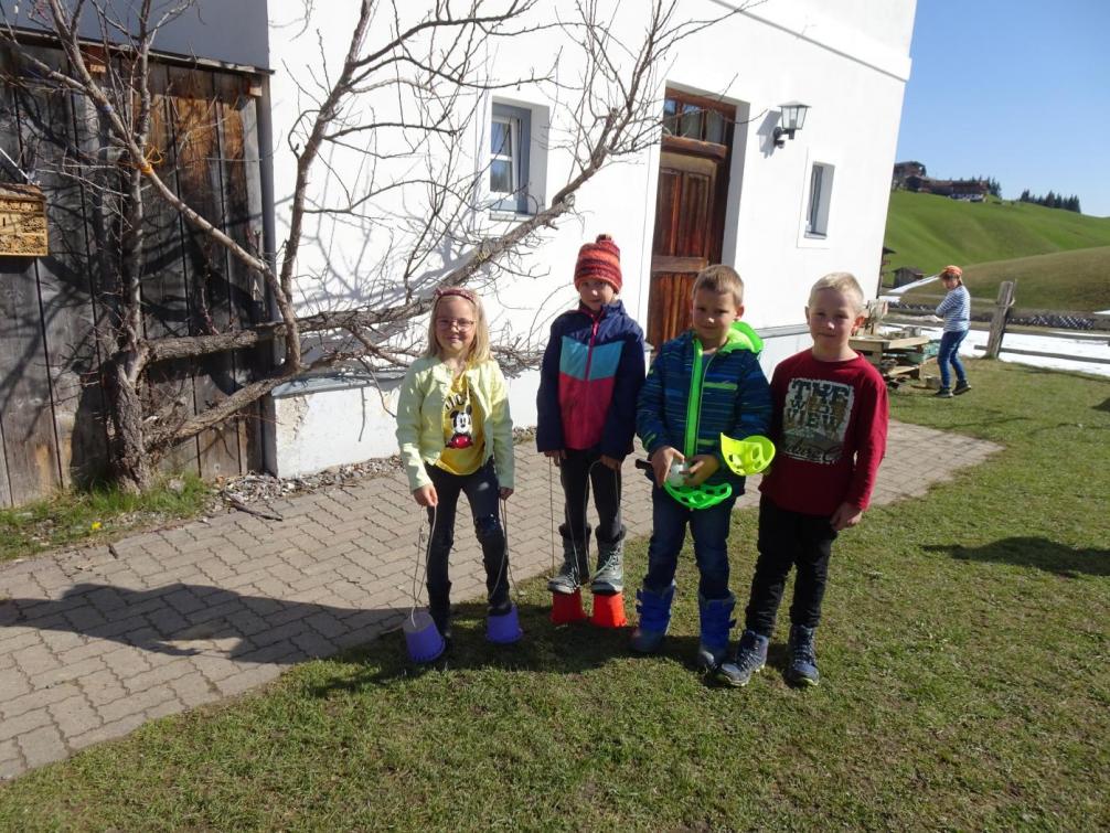 4 Kinder in der Bewegungspause