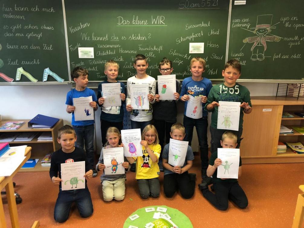 Die Kinder der VS malen/zeichnen das kleine WIR