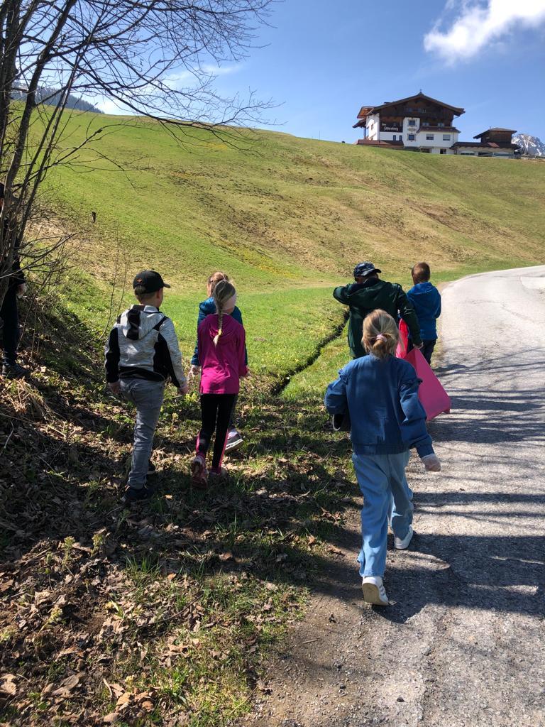 Kinder beim Müll sammeln