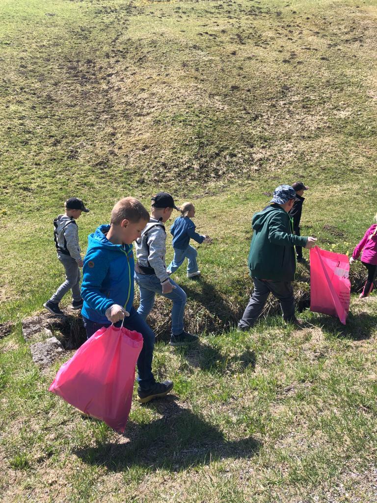 Kinder beim Müll sammeln