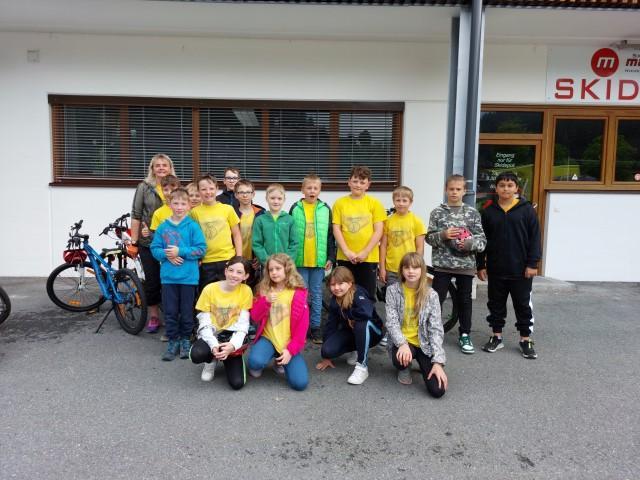 Die Kinder bei der Fahrradprüfung.