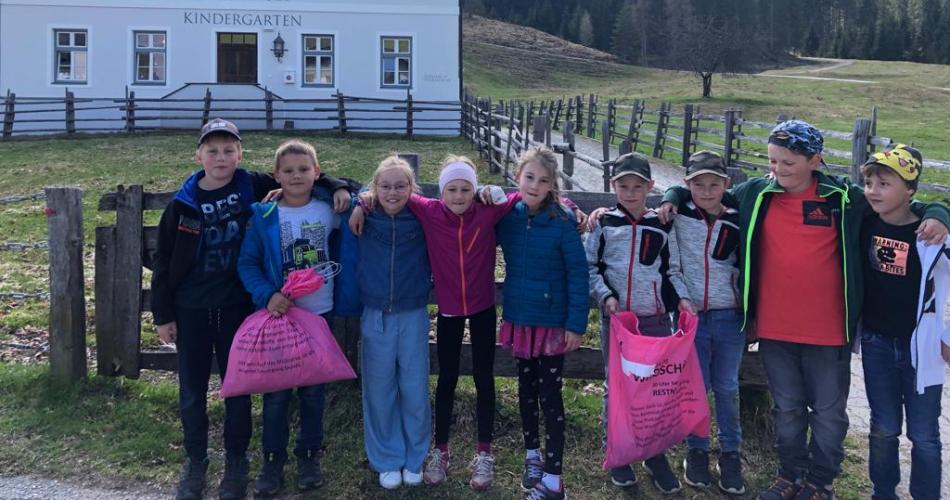 Kinder der VS beim Müll sammeln