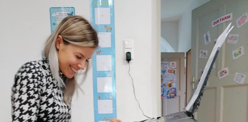 Die Lehrerin am Keyboard